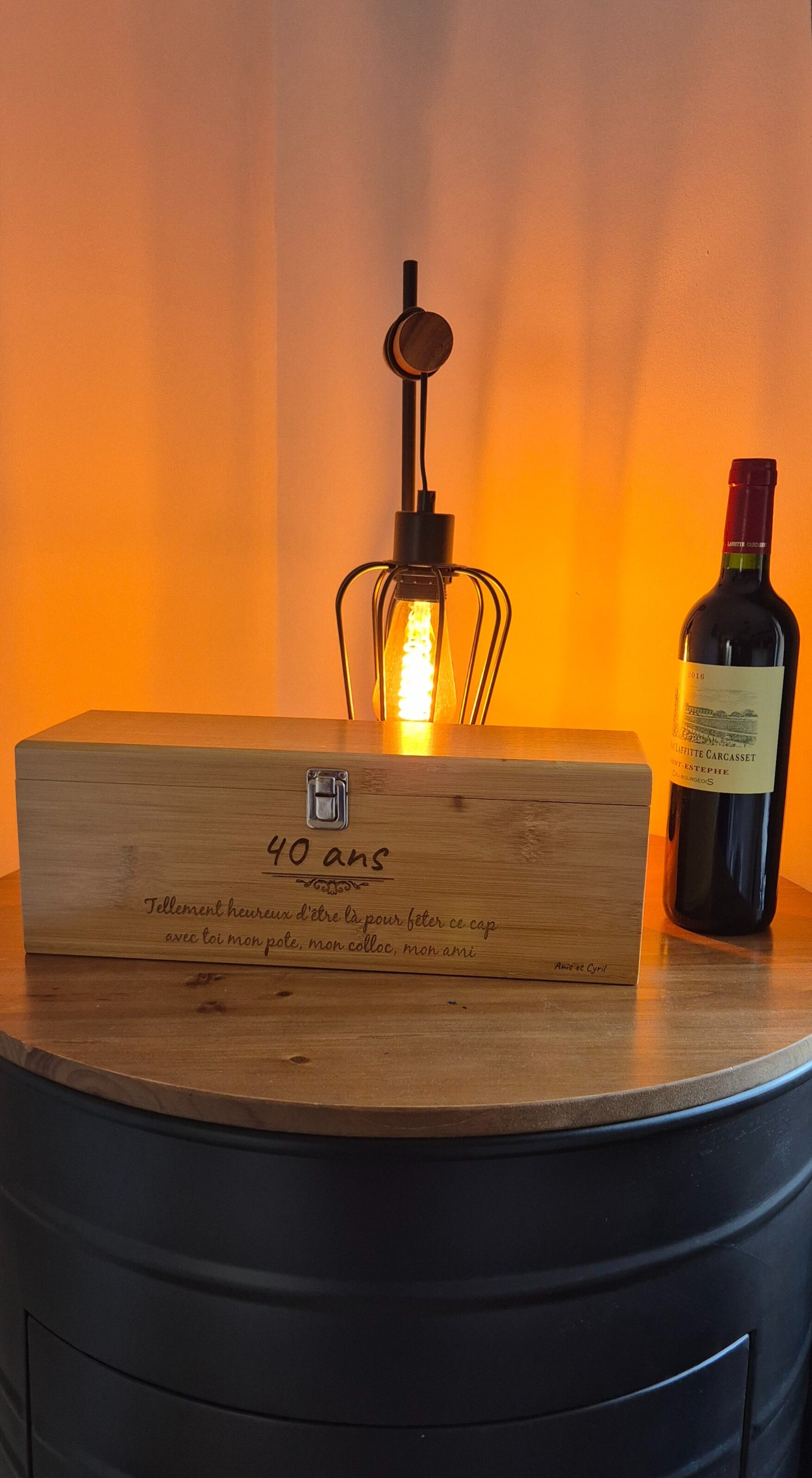 Boîte à vin personnalisable en bois avec accessoires – Coffret cadeau vin gravé (tire-bouchon, bec verseur, bouchon, découpe-capsule) – Idée cadeau homme anniversaire, fête des pères, départ