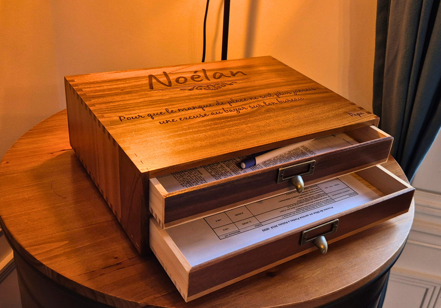 Organiseur de bureau personnalisable avec gravure laser – Coffret organisateur de bureau 2 tiroirs – Cadeau original maître, maîtresse, collègues, parents ou entreprise – 35x27x11 cm