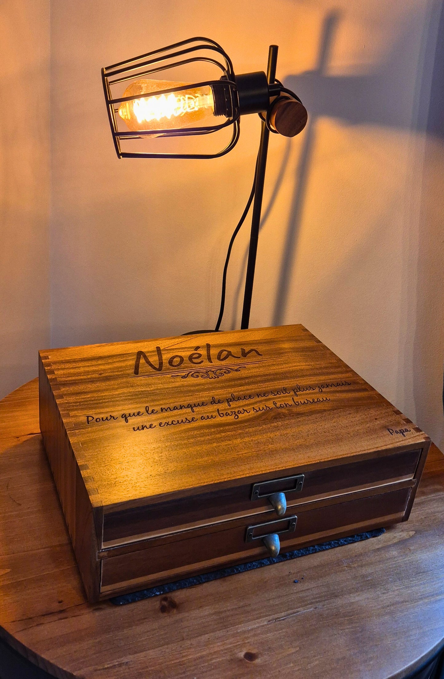 Organiseur de bureau personnalisable avec gravure laser – Coffret organisateur de bureau 2 tiroirs – Cadeau original maître, maîtresse, collègues, parents ou entreprise – 35x27x11 cm